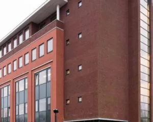 Moderne kantoorgebouw aan de H.J.E. Wenckebachweg 90-108 in Amsterdam met rode bakstenen gevel en grote raamoppervlakken.