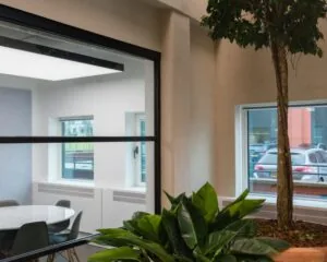 Moderne kantoorruimte aan de H.J.E. Wenckebachweg 90-108 in Amsterdam met veel daglicht, een vergaderruimte en een grote binnenplant.