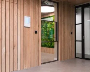 Moderne kantoorruimte aan de H.J.E. Wenckebachweg 90-108 in Amsterdam met houten wandbekleding en een groene moswand.