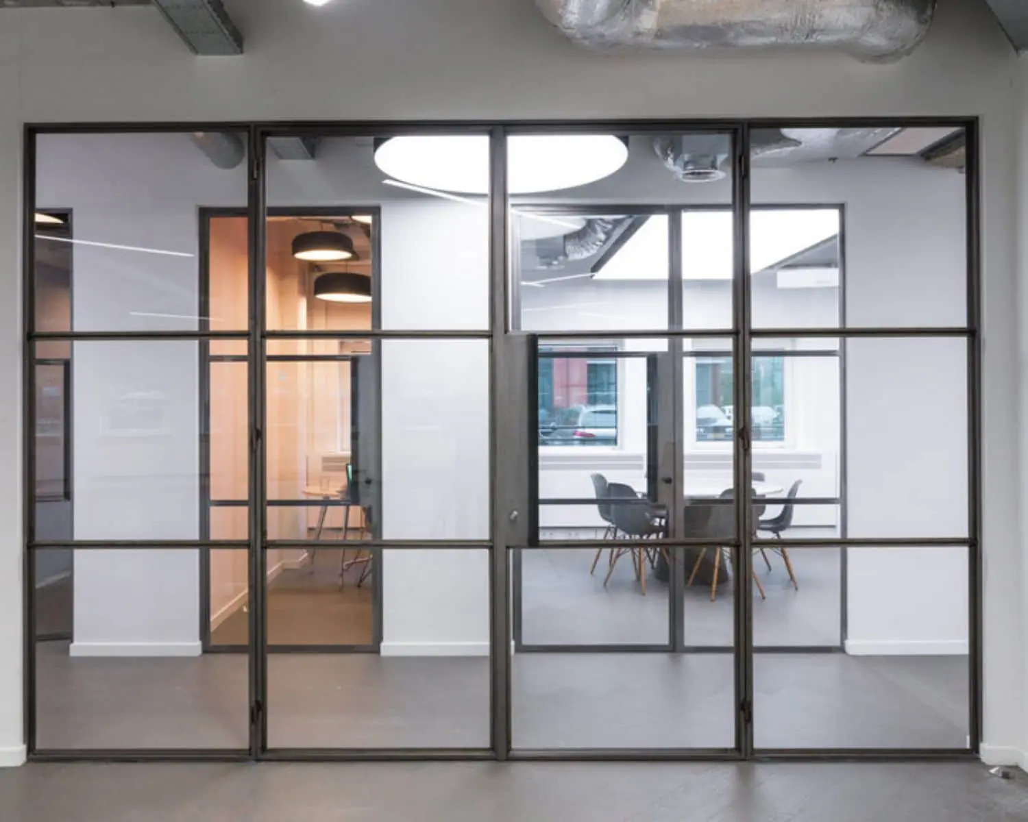 Moderne vergaderruimte met glazen wanden in een kantoor aan de H.J.E. Wenckebachweg 90-108 in Amsterdam.