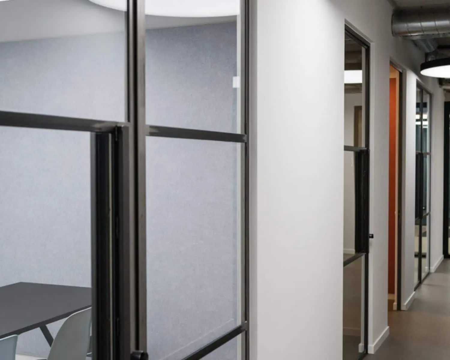 Moderne kantoorruimte met glazen wanden en vergaderruimtes aan de H.J.E. Wenckebachweg 90-108 in Amsterdam.