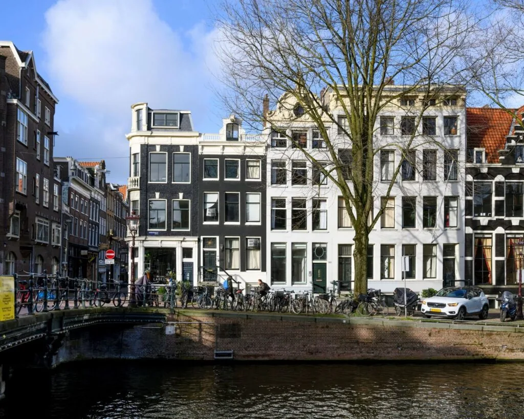 Gevelaanzicht van Herengracht 352 in Amsterdam met kantoorruimte aan de gracht.