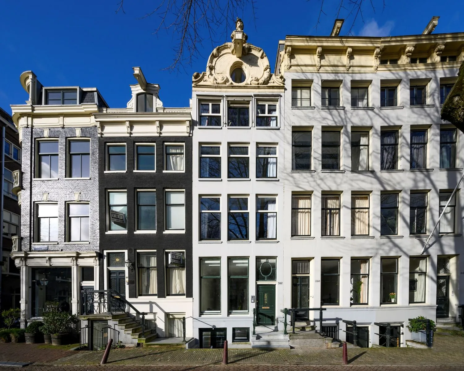 Voorgevel van historische grachtenpanden aan de Herengracht 352 in Amsterdam met kantoorruimte te huur.