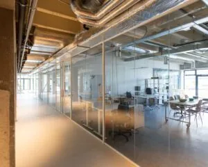 Moderne kantoorruimte aan de Hofmanweg in Haarlem met glazen wanden en industriële afwerking.