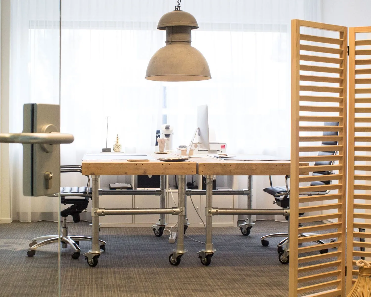 Moderne en lichte kantoorruimte aan de Hofmanweg in Haarlem met industriële inrichting en bureau op wieltjes.