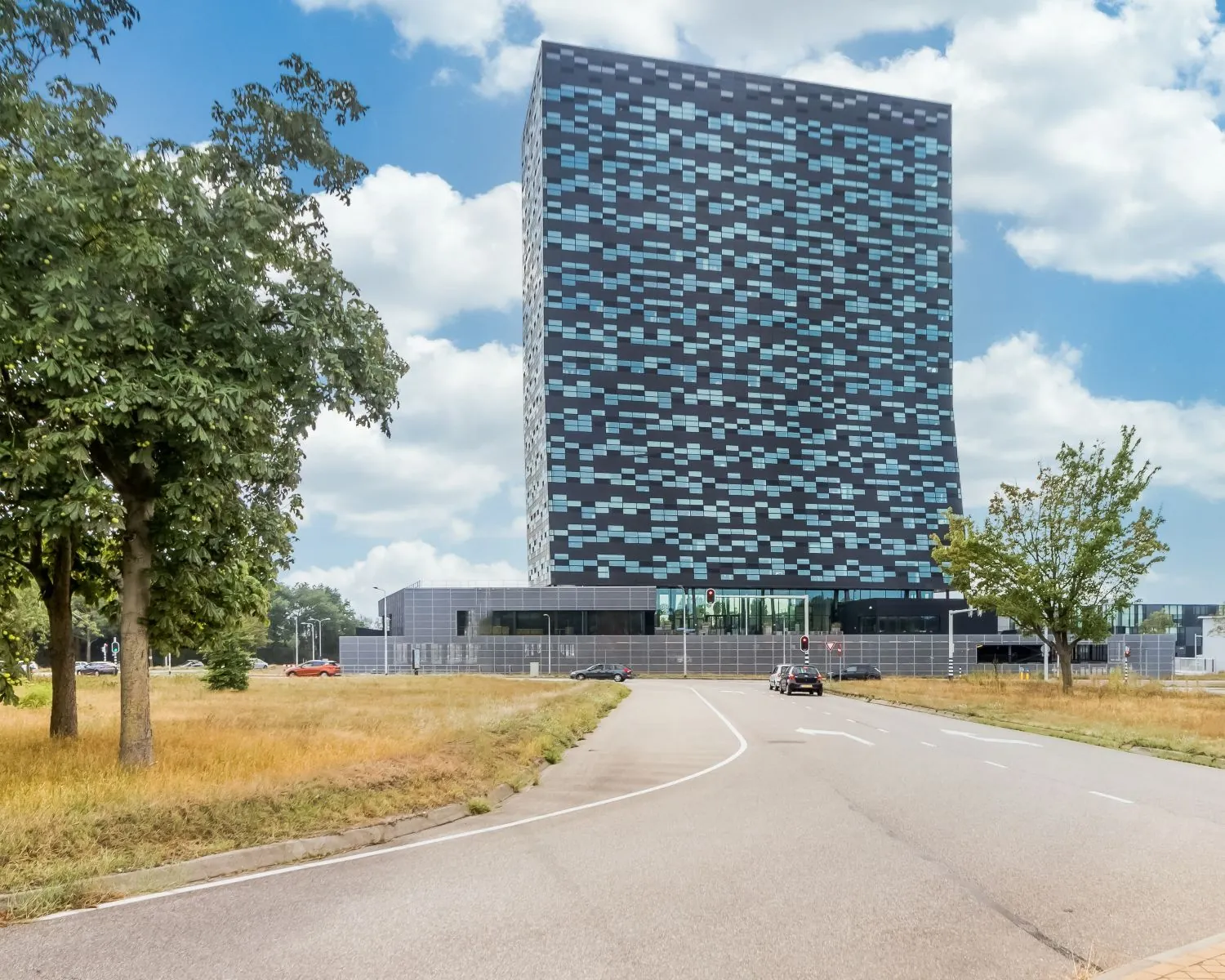 Modern kantoorgebouw aan het Jonkerbosplein 52 in Nijmegen met opvallende gevel van blauwe en zwarte panelen.