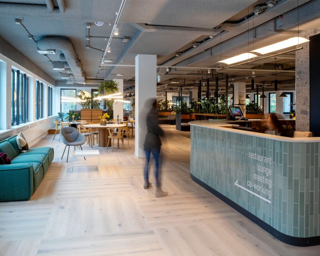 Moderne en sfeervol ingerichte kantoorruimte met receptiebalie aan de Kabelweg 57 in Amsterdam.