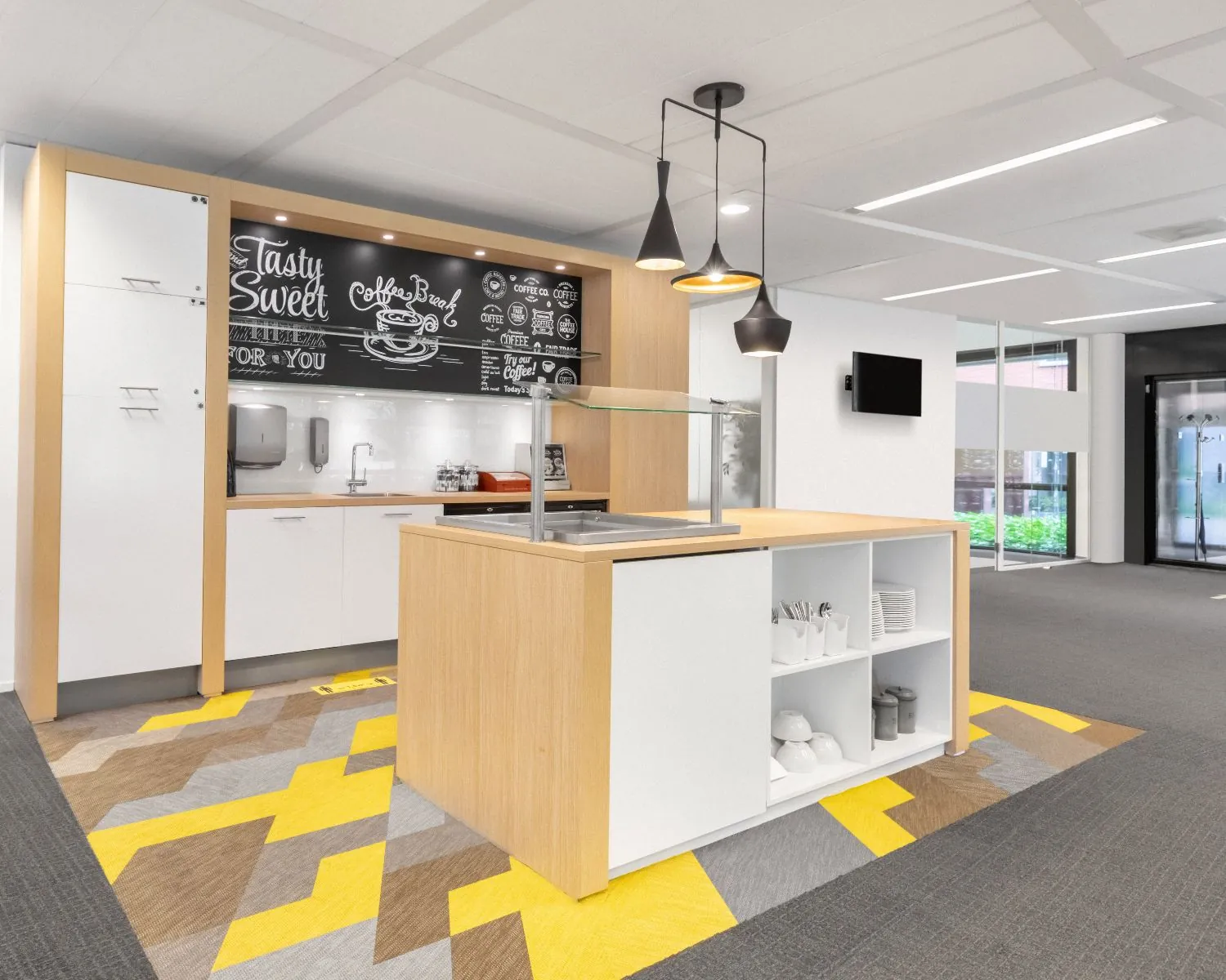 Moderne kantoorkeuken met koffiecorner en eiland aan de Kampenringweg 45 in Gouda.