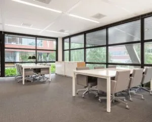 Moderne kantoorruimte met werktafels en bureaustoelen aan de Kampenringweg 45 in Gouda.