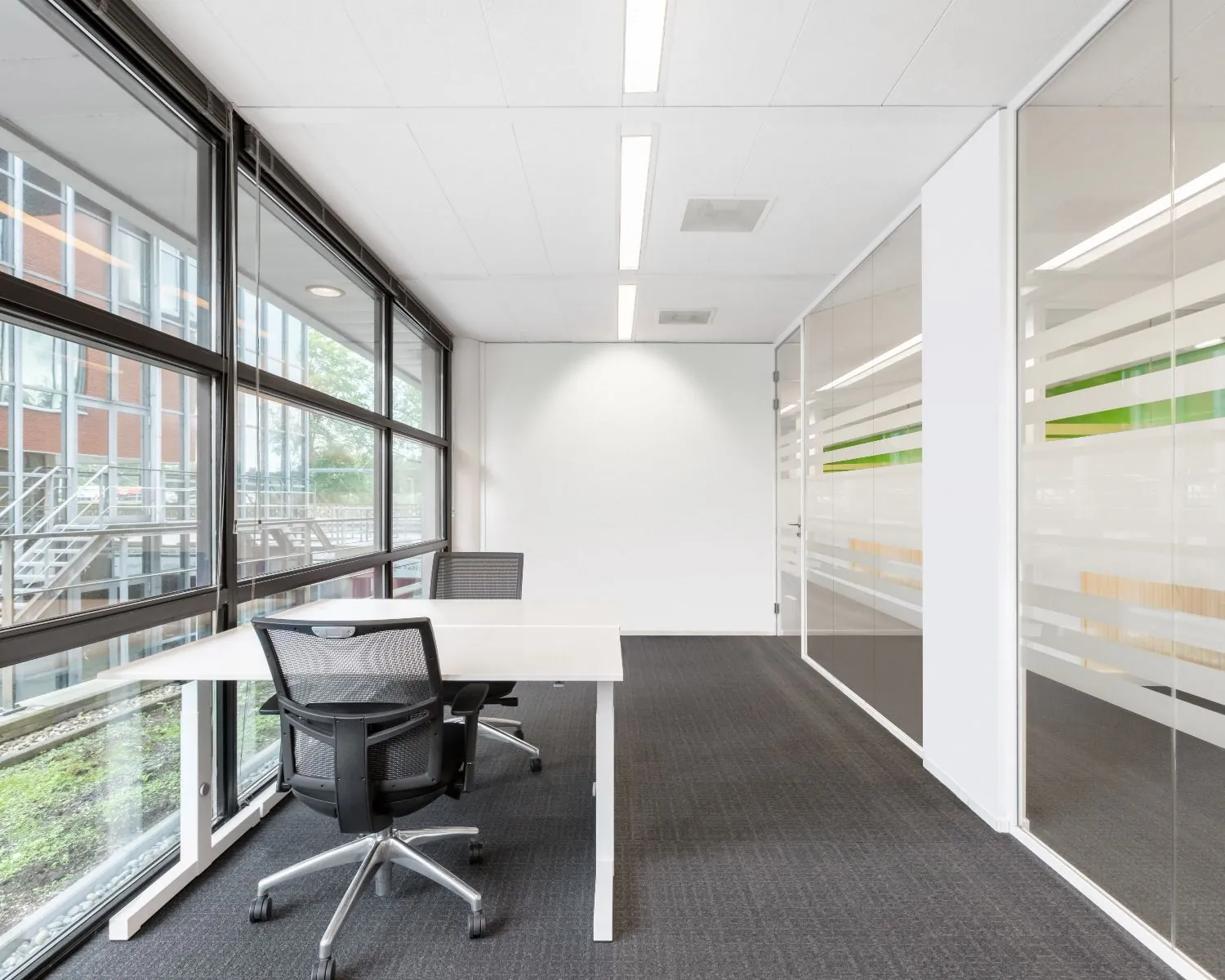 Moderne en lichte kantoorruimte met twee bureaus aan de Kampenringweg 45 in Gouda.