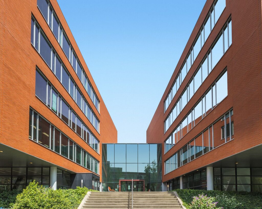 Moderne kantoorruimte aan de Kampenringweg 45 in Gouda met roodstenen gevel en glazen entree.