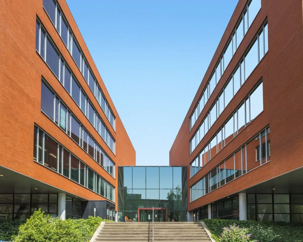 Moderne kantoorruimte aan de Kampenringweg 45 in Gouda met roodstenen gevel en glazen entree.
