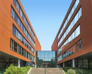 Moderne kantoorruimte aan de Kampenringweg 45 in Gouda met roodstenen gevel en glazen entree.