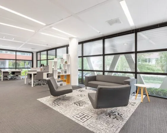 Moderne, lichte kantoorruimte met zithoek aan de Kampenringweg 45 in Gouda.