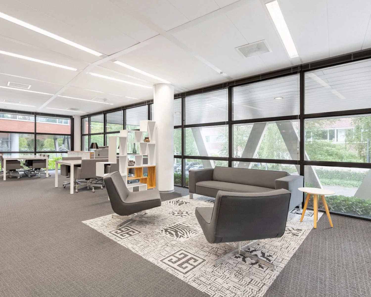 Moderne, lichte kantoorruimte met zithoek aan de Kampenringweg 45 in Gouda.