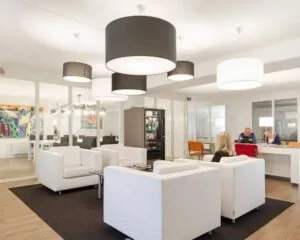 Moderne en lichte kantoorruimte aan de Kanaalweg 33 in Capelle aan den IJssel met een comfortabele wachtruimte en flexwerkplekken.