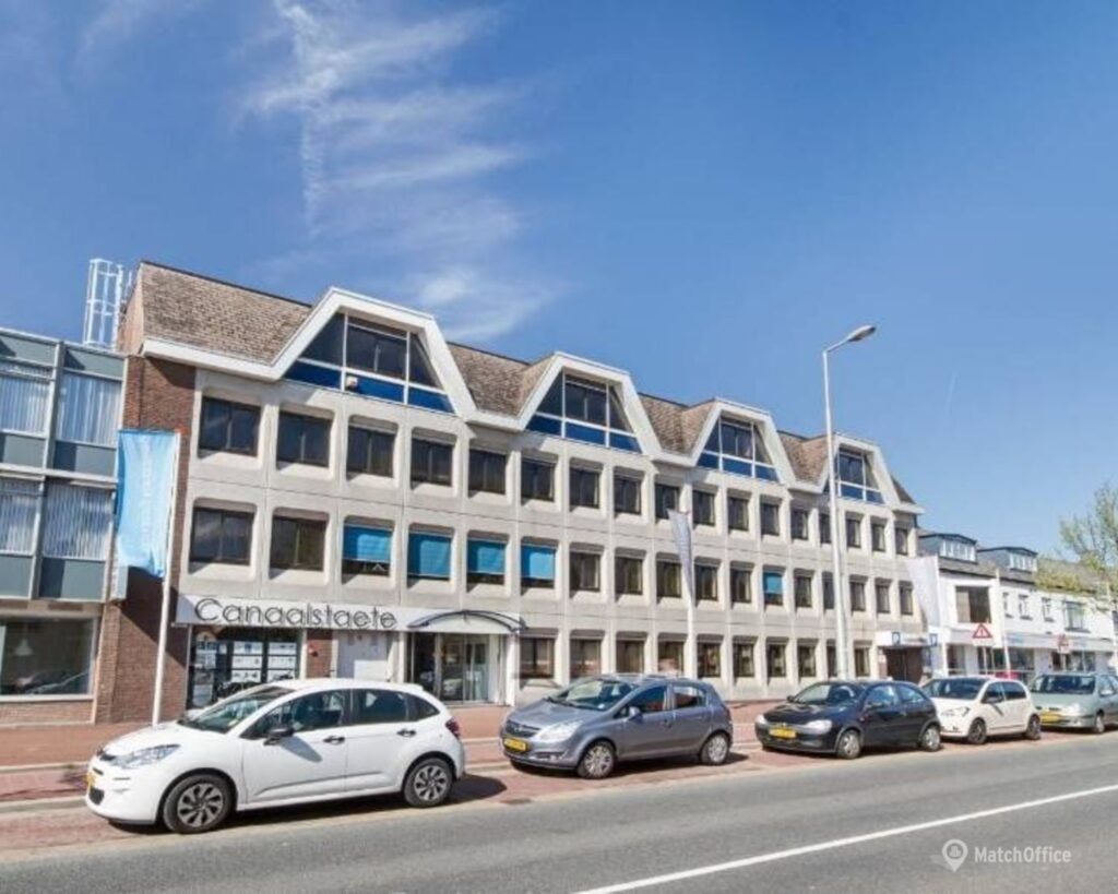 Voorgevel van kantoorgebouw Cannaalstaete aan de Kanaalweg 33 in Capelle aan den IJssel met geparkeerde auto's op straat.