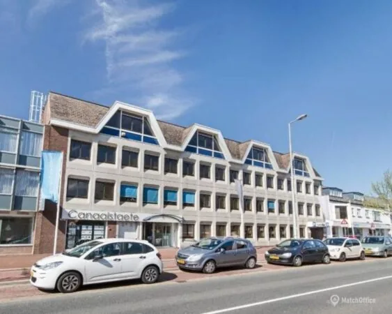 Voorgevel van kantoorgebouw Cannaalstaete aan de Kanaalweg 33 in Capelle aan den IJssel met geparkeerde auto's op straat.