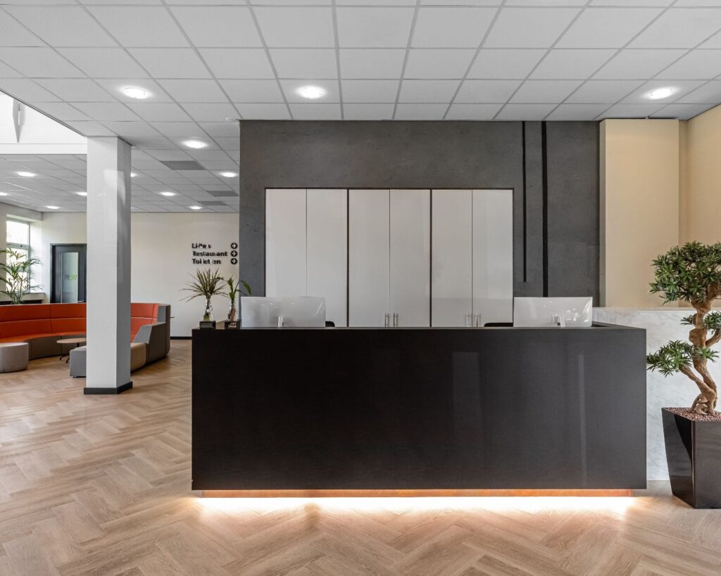 Moderne receptiebalie met strakke zwarte afwerking in de kantoorruimte aan de Louis Braillelaan 80 in Zoetermeer.