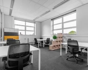 Moderne kantoorruimte aan de Louis Braillelaan 80 in Zoetermeer met meerdere werkplekken, grote ramen en een open indeling.