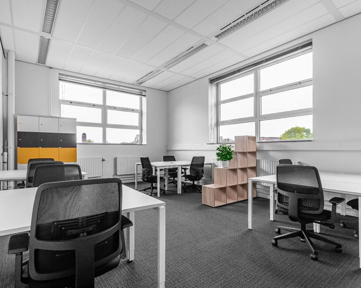 Moderne kantoorruimte aan de Louis Braillelaan 80 in Zoetermeer met meerdere werkplekken, grote ramen en een open indeling.