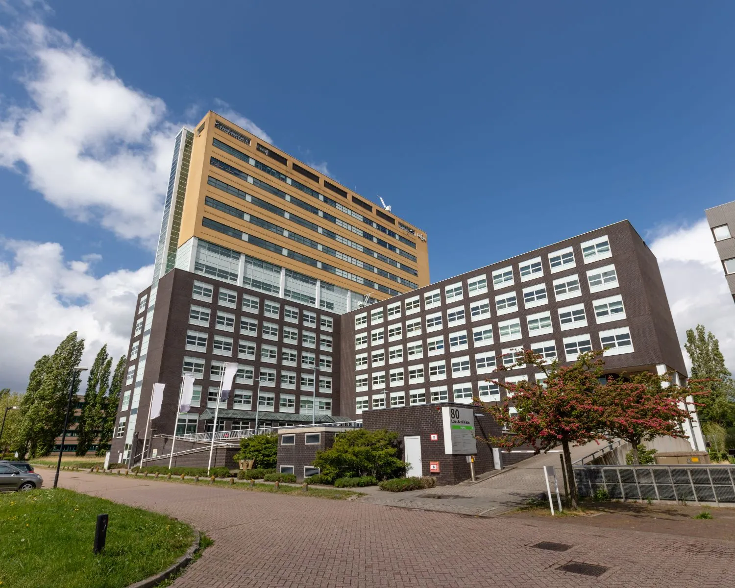 Modern kantoorgebouw aan de Louis Braillelaan 80 in Zoetermeer met meerdere verdiepingen en een opvallende gevel.