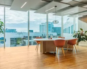 Moderne vergaderruimte met grote ramen en uitzicht op kantoorgebouwen aan de Marten Meesweg in Rotterdam.