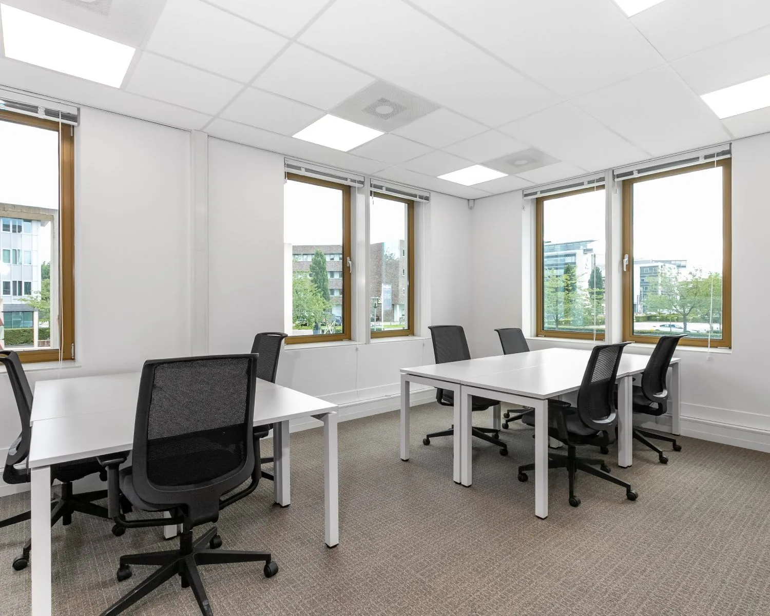 Moderne, lichte kantoorruimte met meerdere werkplekken aan de Meester B.M. Teldersstraat 7 in Arnhem.