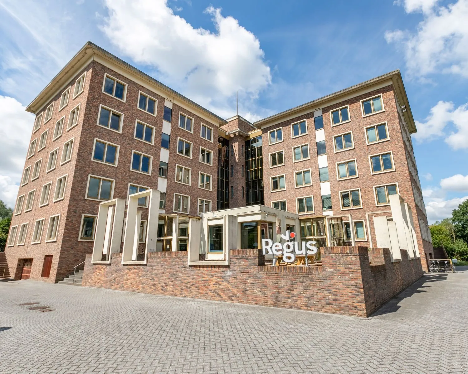 Vooraanzicht van het Regus-kantoor aan de Meester B.M. Teldersstraat 7 in Arnhem op een zonnige dag.