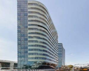 Moderne kantoorgebouwen aan de Nieuwe Stationsstraat 20 in Arnhem, gelegen naast het treinstation.