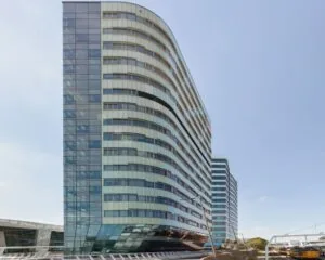Moderne kantoorgebouwen aan de Nieuwe Stationsstraat 20 in Arnhem, gelegen naast het treinstation.