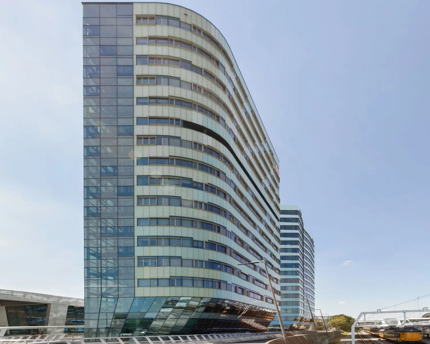 Moderne kantoorgebouwen aan de Nieuwe Stationsstraat 20 in Arnhem, gelegen naast het treinstation.