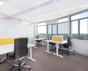 Moderne en lichte kantoorruimte met meerdere werkplekken aan de Nieuwe Stationsstraat 20 in Arnhem.
