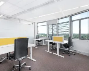 Moderne en lichte kantoorruimte met meerdere werkplekken aan de Nieuwe Stationsstraat 20 in Arnhem.