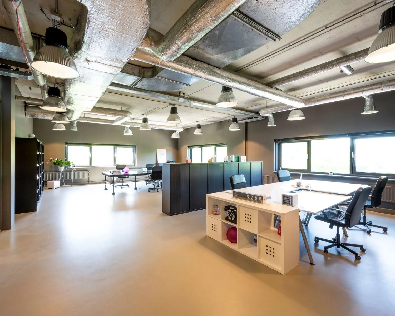 Moderne, lichte kantoorruimte met industriële inrichting aan de Overschiestraat 180 in Amsterdam.