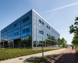 Modern kantoorgebouw met glazen gevel aan de Overschiestraat 180 in Amsterdam, gezien vanaf het fietspad.