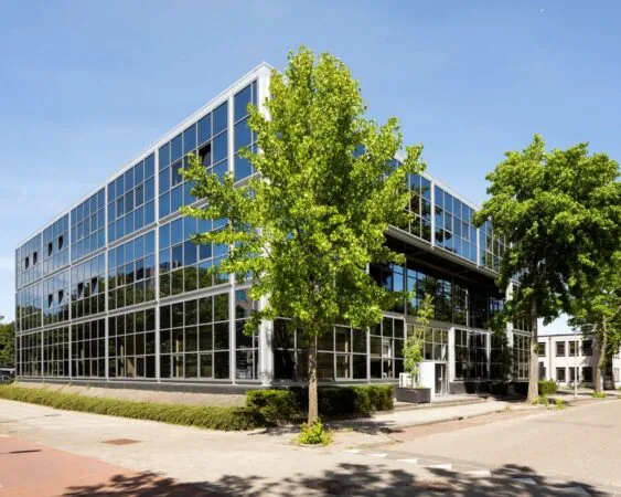 Modern kantoorgebouw met glazen gevel aan de Overschiestraat 180 in Amsterdam.
