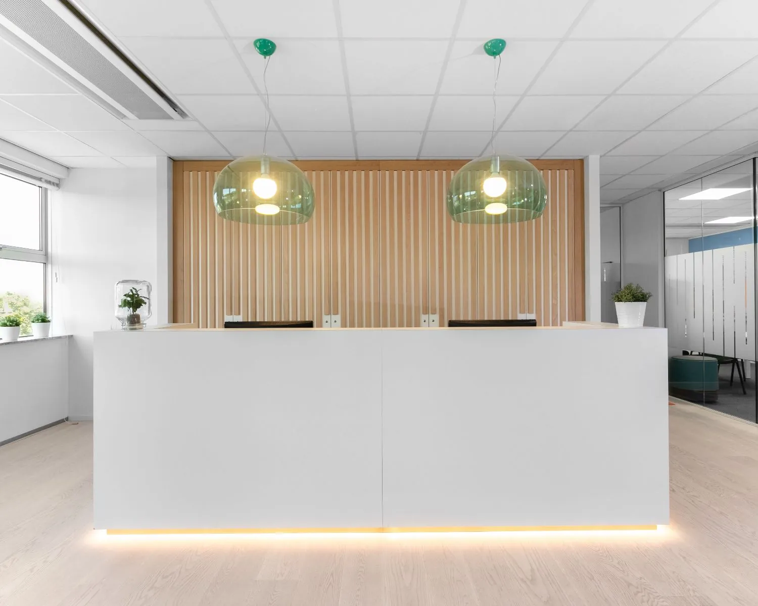 Moderne receptiebalie in een lichte kantoorruimte aan het Pettelaarpark 84 in Den Bosch.