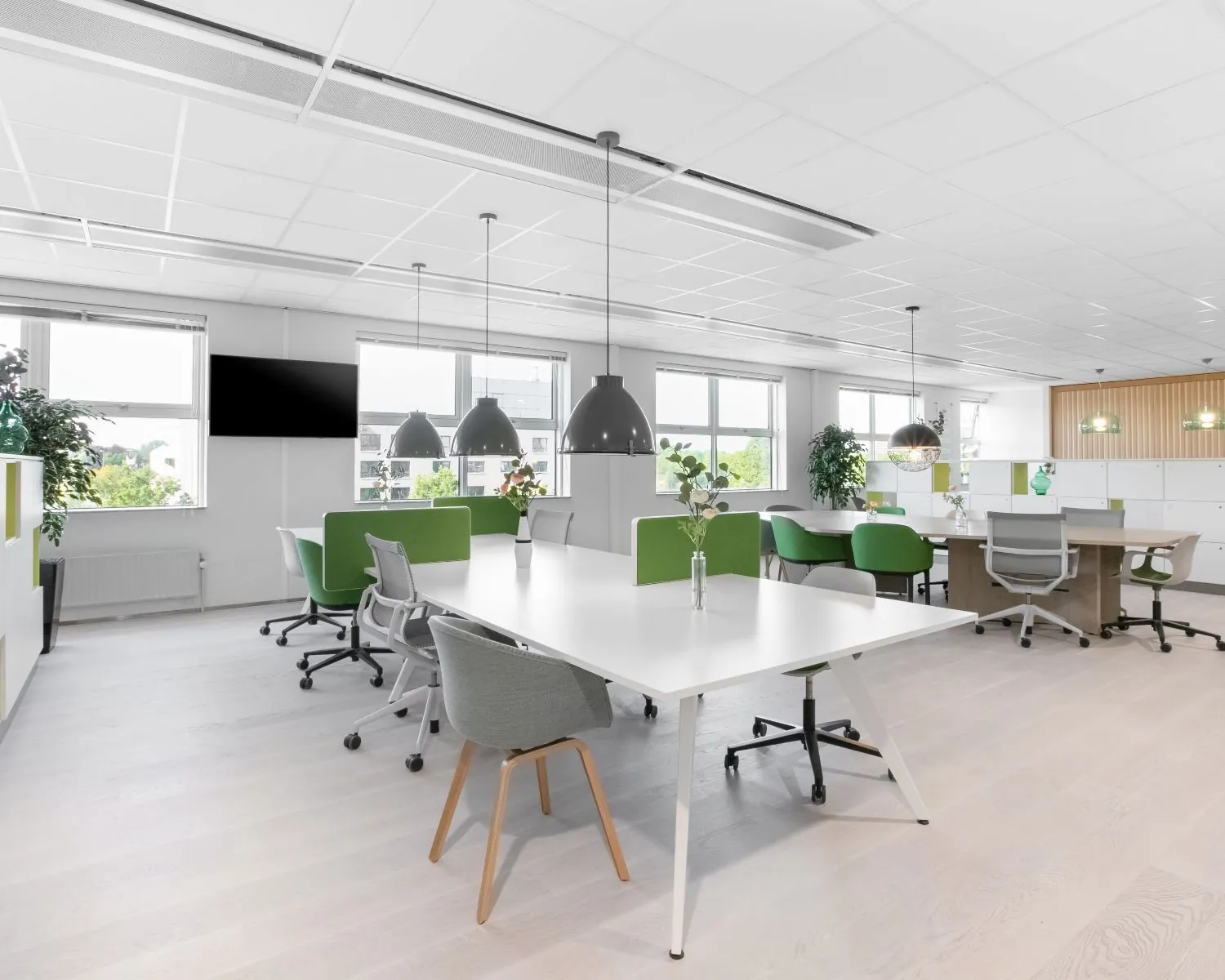 Moderne, licht ingerichte kantoorruimte met groene accenten in Pettelaarpark 84 in Den Bosch.
