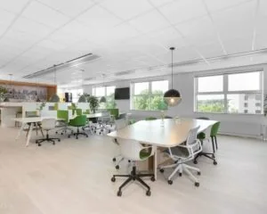 Moderne, lichte kantoorruimte met flexibele werkplekken aan het Pettelaarpark 84 in Den Bosch.
