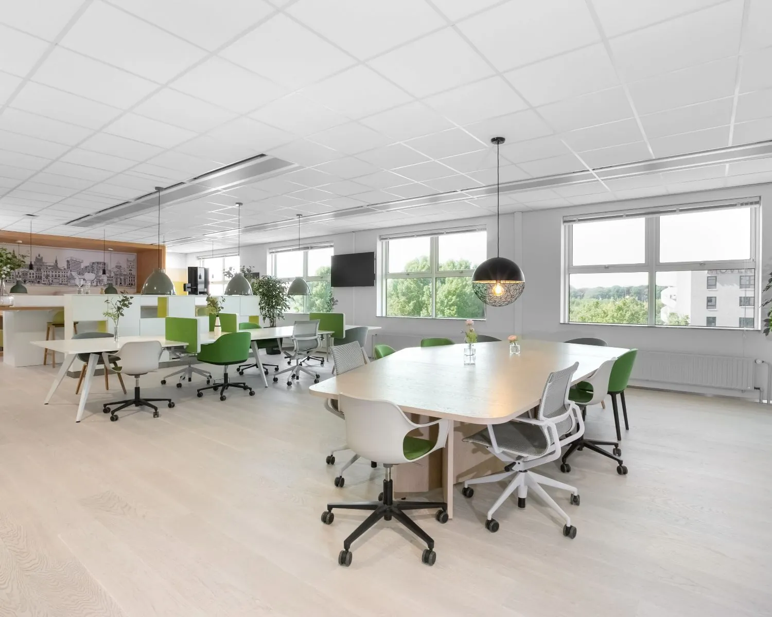 Moderne, lichte kantoorruimte met flexibele werkplekken aan het Pettelaarpark 84 in Den Bosch.
