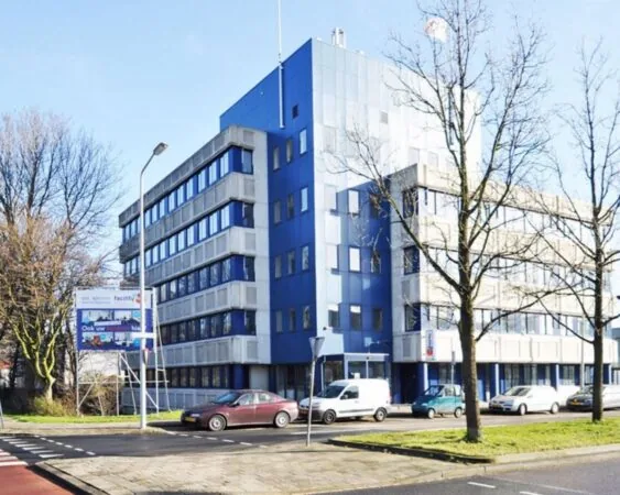 Kantoorgebouw aan de Platinaweg 25 in Den Haag met blauwe gevel en parkeergelegenheid aan de straatzijde.