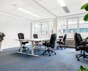 Moderne, lichte kantoorruimte met meerdere bureaustoelen aan de Posthoornstraat 17 in Rotterdam.