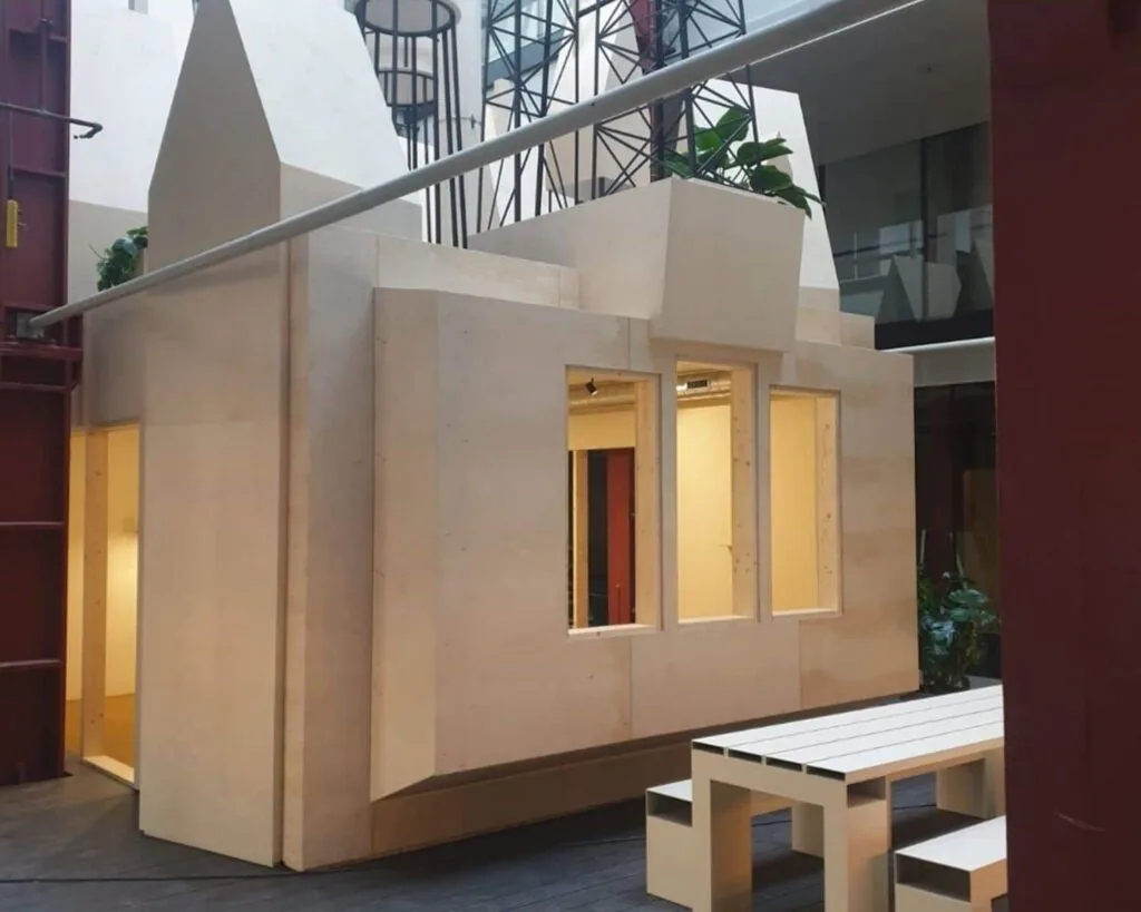 Moderne kantoorruimte in Rotterdam Entrepothaven met houten bouwelementen en minimalistisch zitmeubilair.