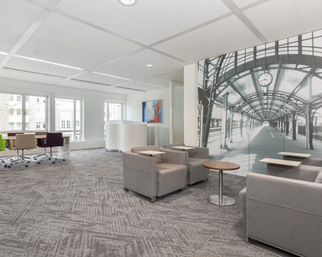 Moderne kantoorruimte met loungebanken en vergadertafel, gelegen aan het Stationsplein 91-105 in Den Bosch.