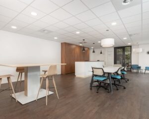 Moderne kantoorruimte aan het Stationsplein 91-105 in Den Bosch met strakke inrichting, ontvangstbalie en vergadertafels.