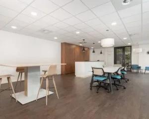 Moderne kantoorruimte aan het Stationsplein 91-105 in Den Bosch met strakke inrichting, ontvangstbalie en vergadertafels.