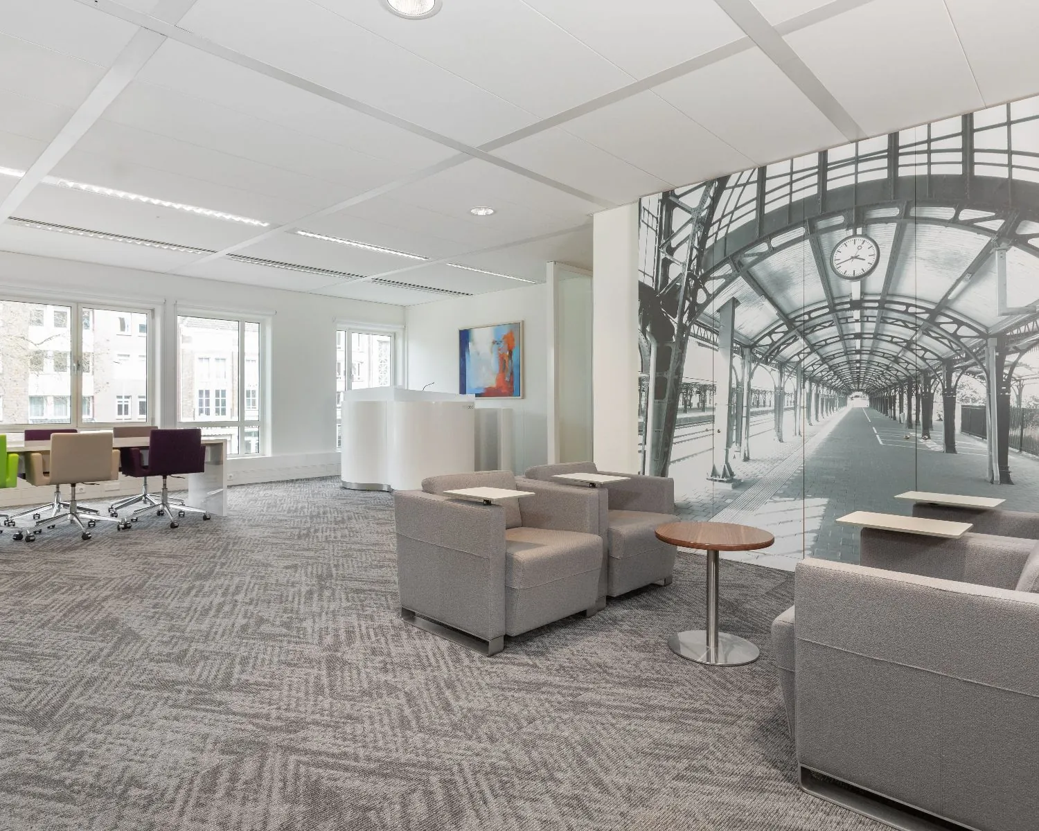 Moderne kantoorruimte met loungebanken en vergadertafel, gelegen aan het Stationsplein 91-105 in Den Bosch.