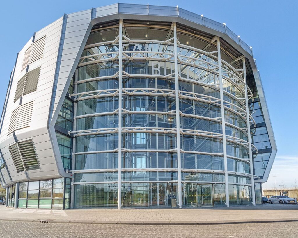 Moderne kantoorgebouw met glazen gevel aan het Stationsplein NO 438 in Schiphol-Oost.