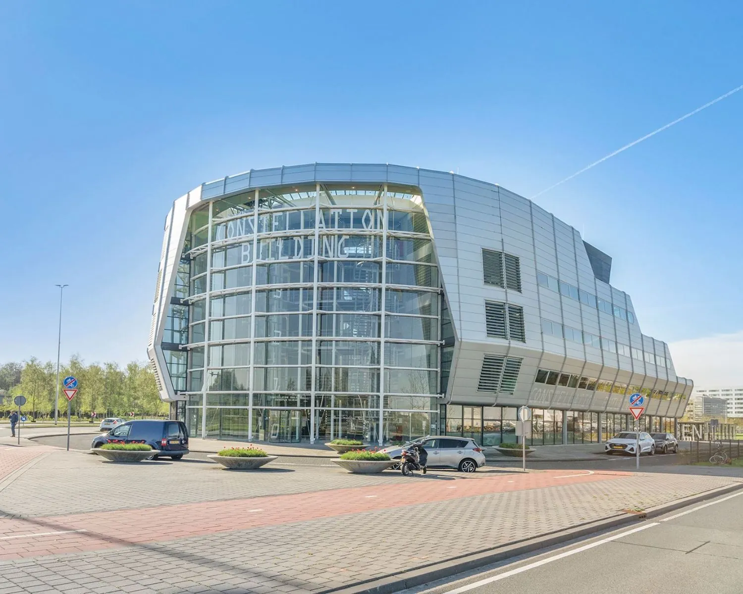 Modern kantoorgebouw Constellation Building aan het Stationsplein in Schiphol-Oost met glazen gevel en opvallende architectuur.